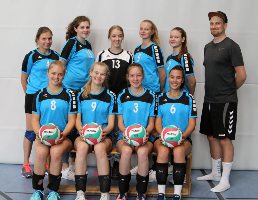 Hinten von links: Ilyana Tsanev, Lea Schwarz, Romy Giesbrecht, Flora Reichl, Juliana Zich, Basti Bohnenkamp Vorne von links: Charelle Rengis, Marlen Wissemann, Gerogina Jandrey, Greta Lawrenz