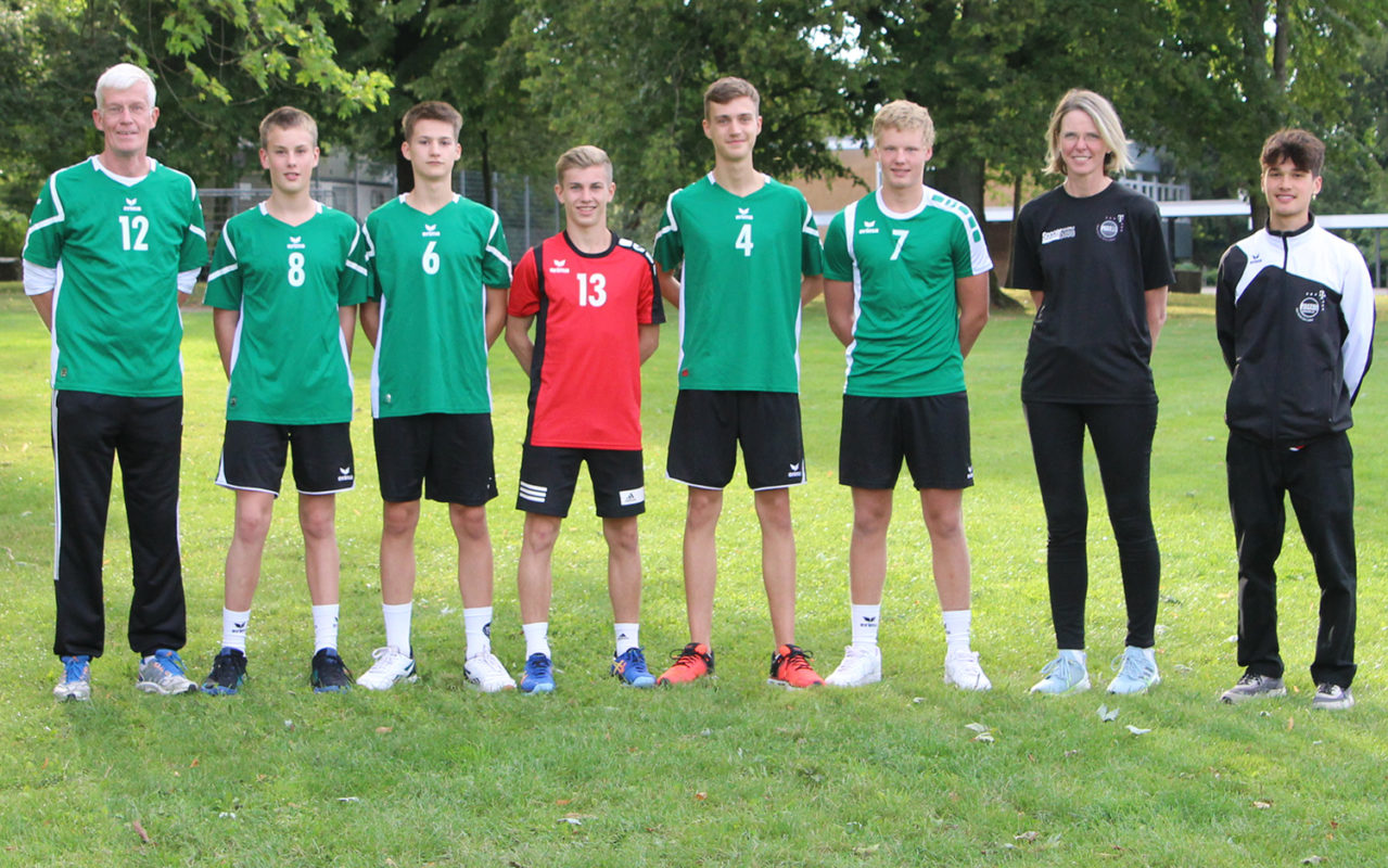 Von links: Wolfgang Horstmann, Jonas Griesel, Emil Mauntel, Jarik tom Suden, Peer Rolfsen, Henry Kentzler, Trainerin Anne Schade, Co-Trainer Tom Keilbart. Es fehlen: Younes Amzou, Theo Tiemann und Tino Klahn.