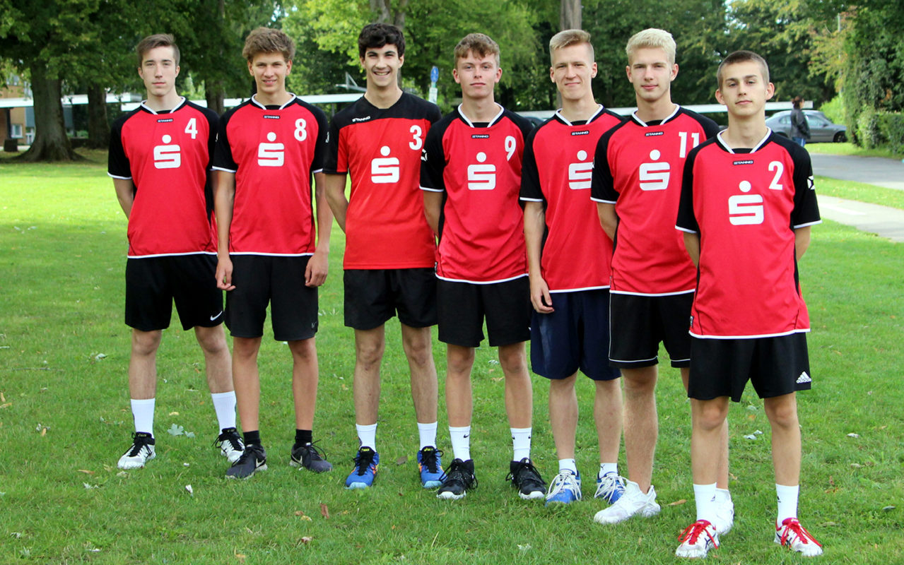 Von links: Tobias Krabus, Tino Klahn, Younes Amzou, Theo Tiemann, Jelte Schrader, Nico Klippenstein, Linus Mauntel. Es fehlen: Yannick Niebuhr, Jens Bode, Mathis Krüger und Trainer Wolfgang Horstmann.