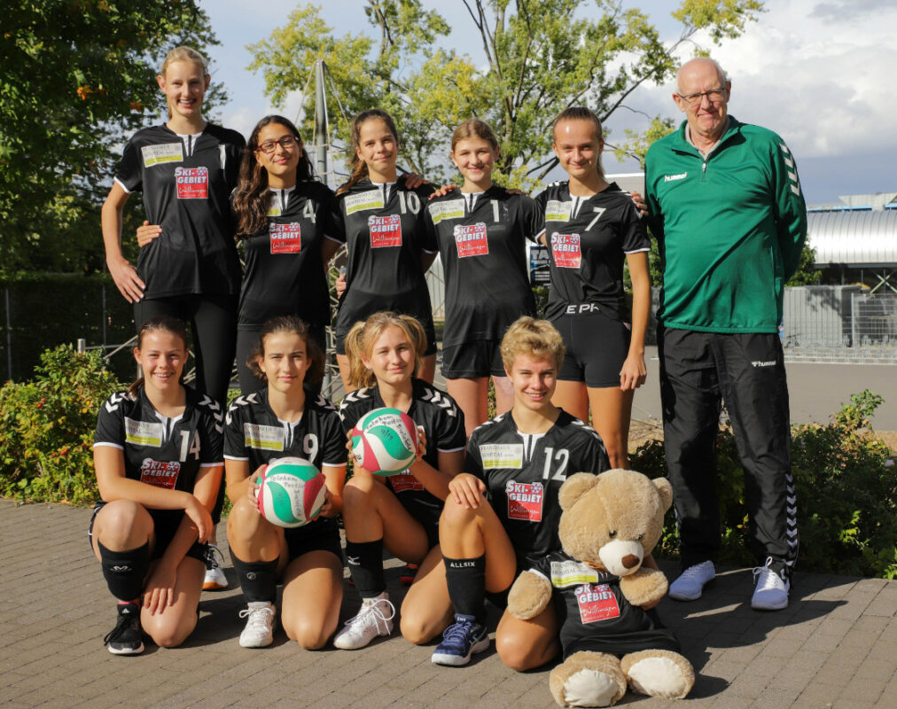 Hinten von links: Carlotta Grun, Ela Gül, Charlotte Standke, Rixa Hausmann, Sophie Dick, Trainer Jörg Borgstädt
Vorne von links: Sophia Vosspeter, Emma Scholz, Sarah Kleine-Beek, Jule Strecker
Es fehlen: Jule Volkmann und Rebecca Heidemann