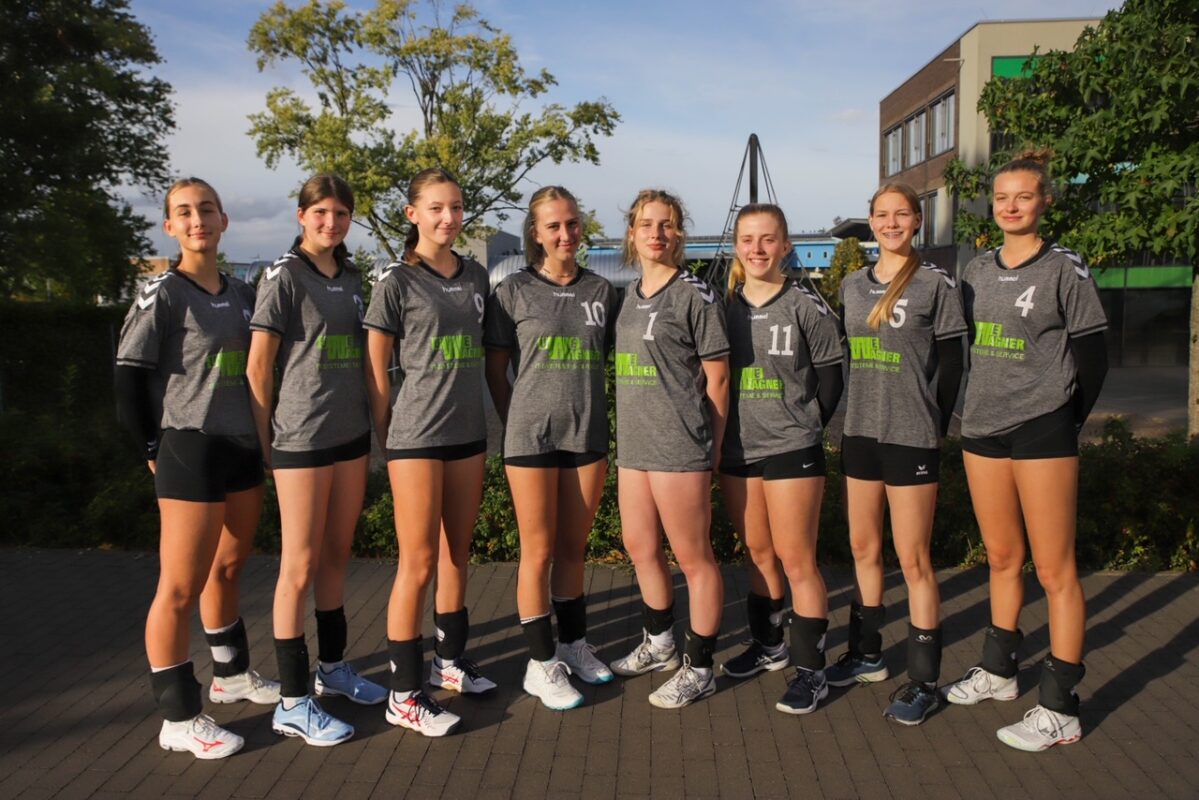 Von links: Lina Pappert, Lisa Schwarz, Lilli Kuckuck, Pola Dammann, Fiona Kaiser, Friederike Purk, Ria Bohnenkämper, Flora Reichl
Es fehlen: Julie Oberbäumer, Marit Nölke, Mathilda Hellweg, Mirco Figge (Trainer), Arnim Nölke (Trainer), Ulrike Puls (Trainer)