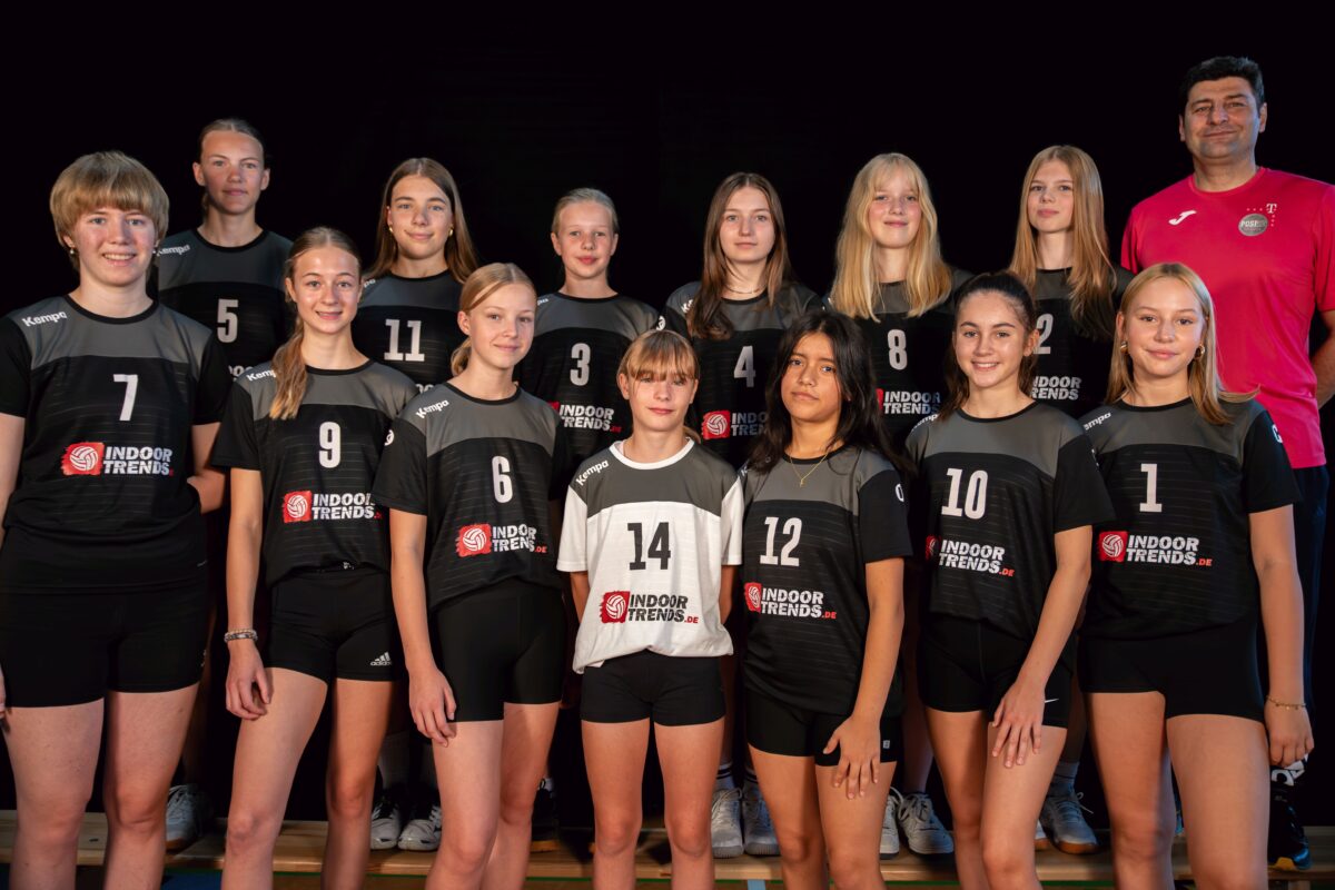 Hinten von Links: Levke Vinke, Sofia Kurlanda, Louisa Obermeyer, Eda Özdemir, Melissa Lubisch, Emma Szitnick, Kianoush Amini(Trainer)
Vorne von Links: Luisa Reckangel, Clara Einenckel, Linnea Lö, Inga Maren Sielemann, Natalie Künnecke, Alina Imke und Mia Lemo-Westerwinter.