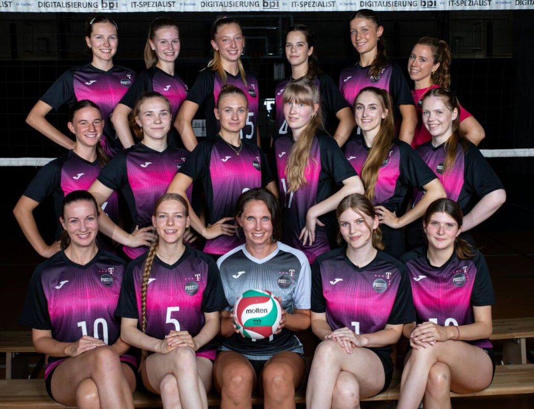 Hinten von links: Marlene Götze, Sontje Lubeseder, Lilli Kuckuck, Lotte Standke, Lotta Meinholz und Trainerin Sabrina Böhnisch.Mitte von links: Marit Nölke, Julie Oberbäumer, Sarah Kleine-Beek, Johanna Hermann, Sophie Koll und Hannah Larisch.Vorne von links: Daina Pielsticker, Ria Bohrenkämper, Caro Neuhaus, Lisa Thießen und Lisa Schwarz.
