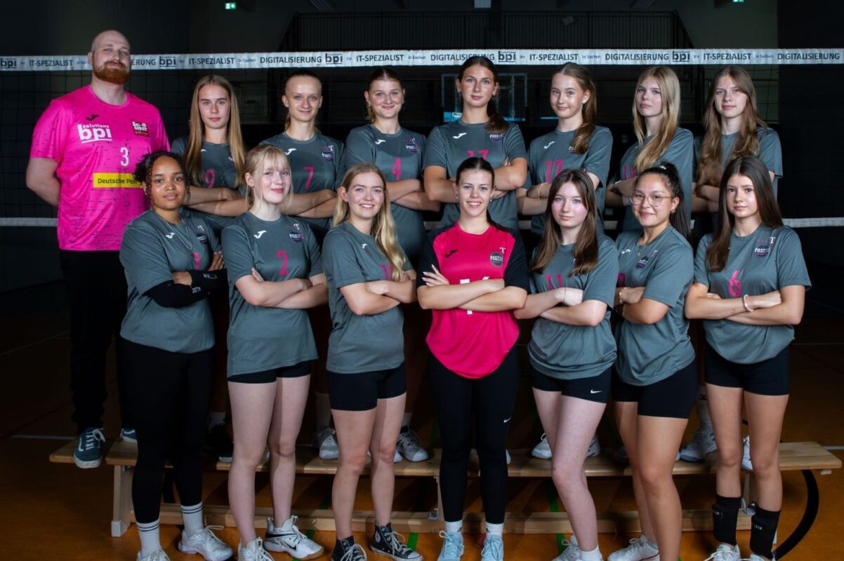 Hinten von links: Emilia Berge, Sophie Dick, Rixa Hausmann, Selma Demirovic, Greta Tiemann, Emma Szitnick, Isabell KleiberVorne von Links: Sessé Lombé Ambavi Friedrich, Melissa Lubisch, Mona Raude, Sophia Amalia Voßpeter, Eda Özdemir, Jennifer Lindheim, Maja KompaEs fehlen: Fabienne Priemer, Jenny Brzozowski