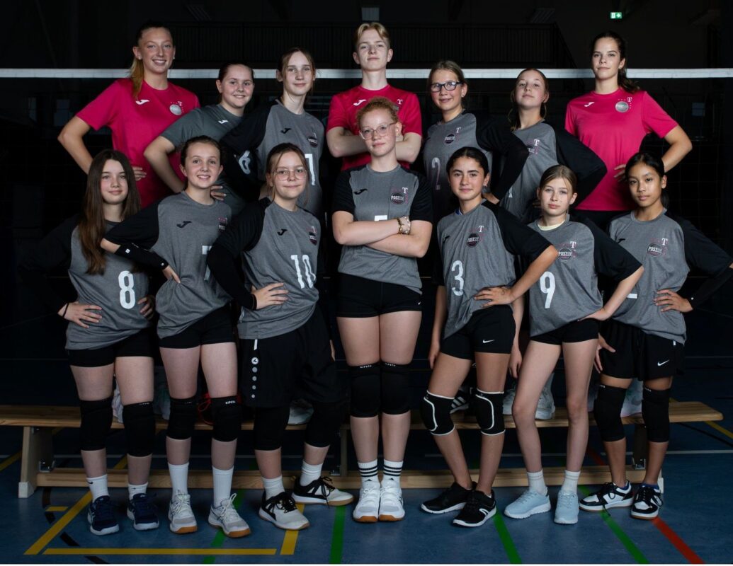 Hinten von links: Trainerin Lilli Kuckuck, Melina Rosenhelger , Mia Geddes, Trainer Lille Süßen, Grete Kruse, Leni Decher und Trainerin Charlotte Standke.
Vorne von links: Lara Ralceva, Magdalena Ruhe, Charlotte Möller, Leona Omeza, Paula Escoba Walter, Hannah Schlüter und Valida Udomcheck.