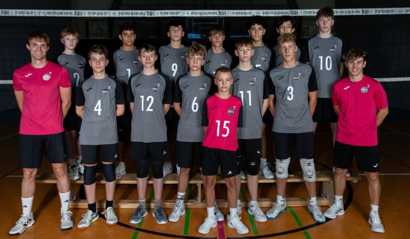 Hinten von links: Levi Ontrup, Orpheas Psarrou, Lion Beck, Felix Kemper, Salahdin Laabich, Tobias Eckert und Jonah Heinze.
Vorne von links: Co-Trainer Niklas Uffmann, Lino Senteri, Oskar Weitkamp, Maxim Löwen, Nikita Löwen, Jonathan Pape, Linus Krause und Trainer Jarik tom Suden.