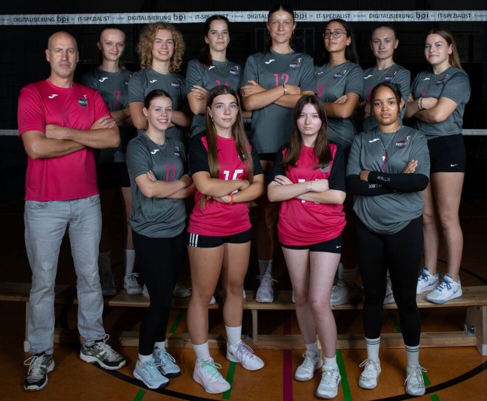 Hinten von links: Sophie Dick, Jule Stecker, Charlotte Standke, Lotta Meinholz, Ela Su Gül, Sarah Kleine-Beek und Melina Tselepis.
Vorne von links Trainerf Carsten Kleine-Beek, Sophia Voßpeter, Sofia Kurlanda, Eda Özdemir und Sessé Lomé Ambavi Friedrich.