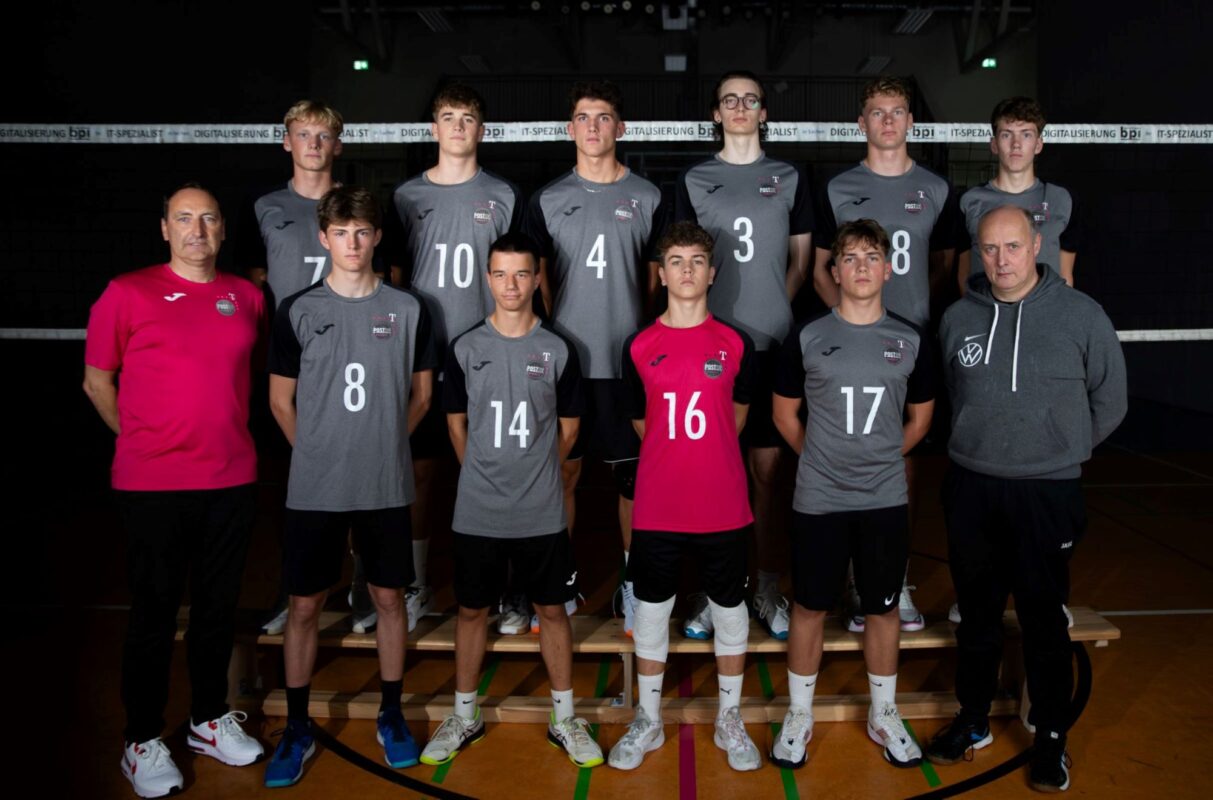 Hinten von links: Levi Kentzler, Ole Standke, Tom Lino Kuckuck, Milo Kleine-Bekel, Ben Epp, Tjark Vinke
Vorne von links: Andreas Grau (Trainer), Timon Ruoff, Lino Nölke, Bjarne tom Suden, Alexander Penner, Carsten Petersen (Trainer)
Es fehlen: Jon Möhrmann, Jonne Plotz, Henri Rahe